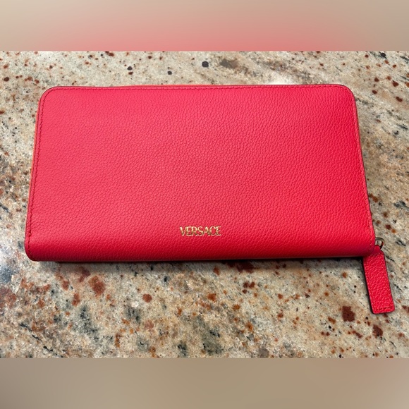 Versace Medusa Women's Bright Red 100% Textured Leather Zip-Around Wallet NEW - Picture 6 of 16
